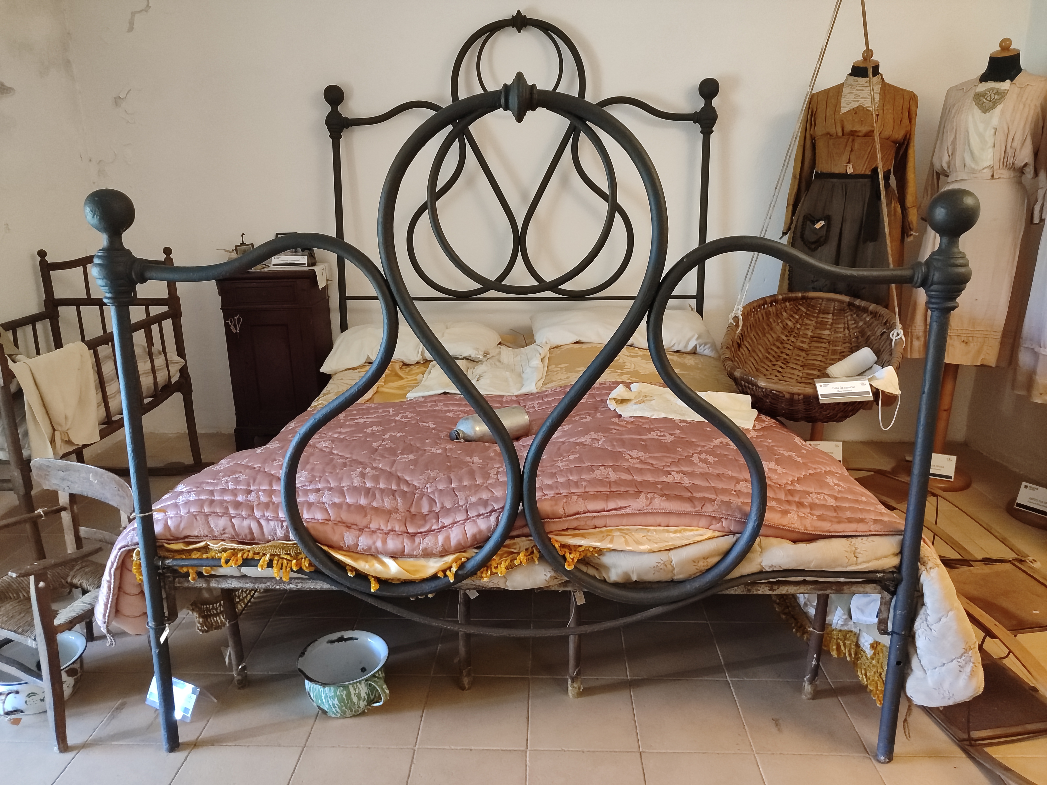 letto/ testiera e pediera (letto, testiera e pediera, ARREDI E SUPPELLETTILI/ MOBILI)