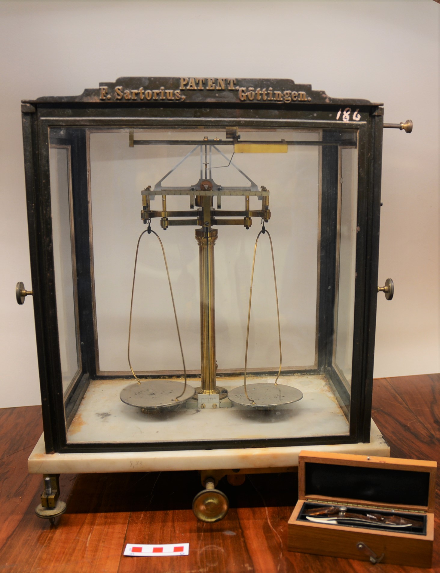 bilancia, di precisione Sartorius di F. Sartorius - Göttingen (officina) (prima metà XX secolo)