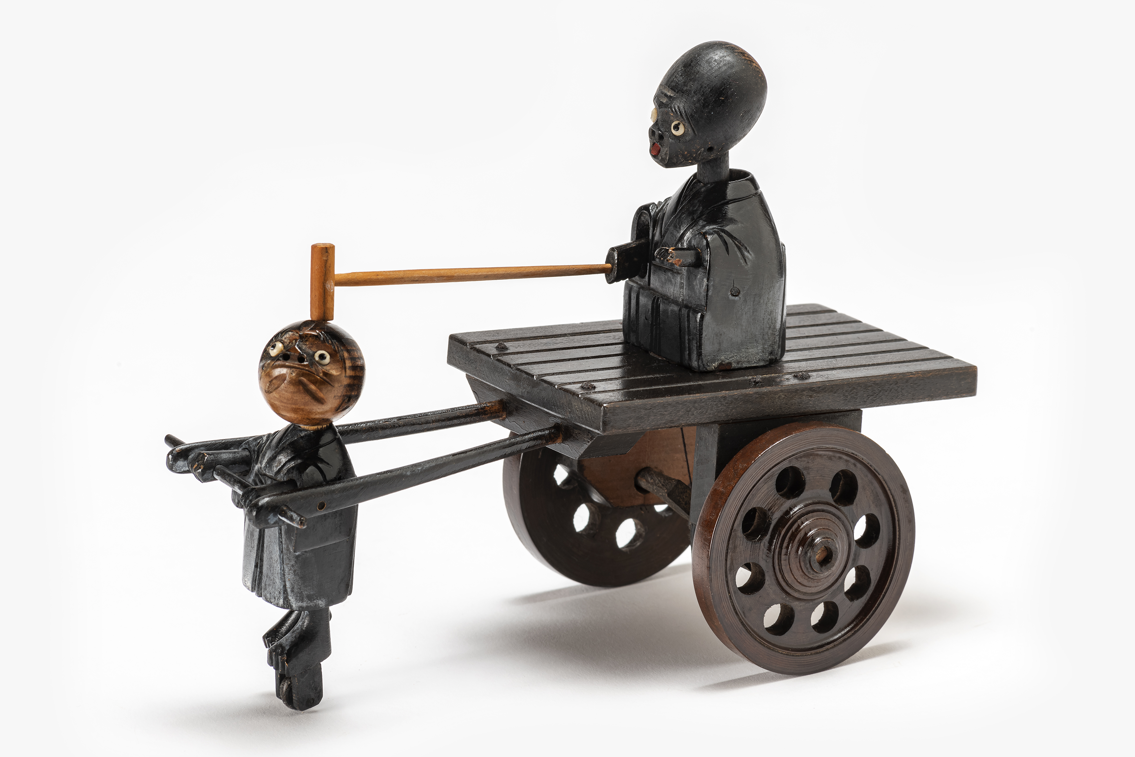 Due personaggi e risciò, Bambola di Kobe (Kōbe ningyō) n.9/14 (bambola, insieme) - manifattura giapponese (fine/ inizio Secc. XIX-XX)