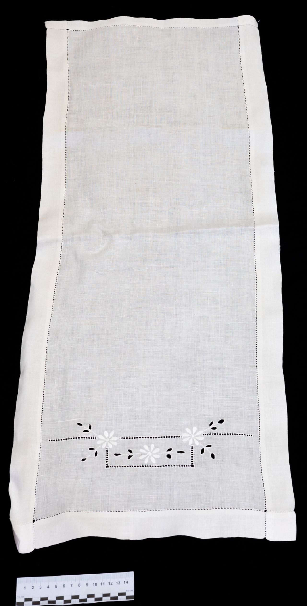 tendina, ARREDI E SUPPELLETTILI/ CONTENITORI, RECIPIENTI E OGGETTI DI USO DOMESTICO di Delogu, Grazia