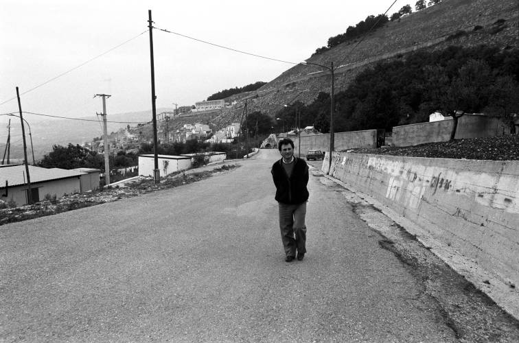 Santomenna (SA) - Terremoti - Uomini (negativo, insieme) di Alfa Press Service s.n.c. – Agenzia Fotogiornalistica (ultimo quarto XX)