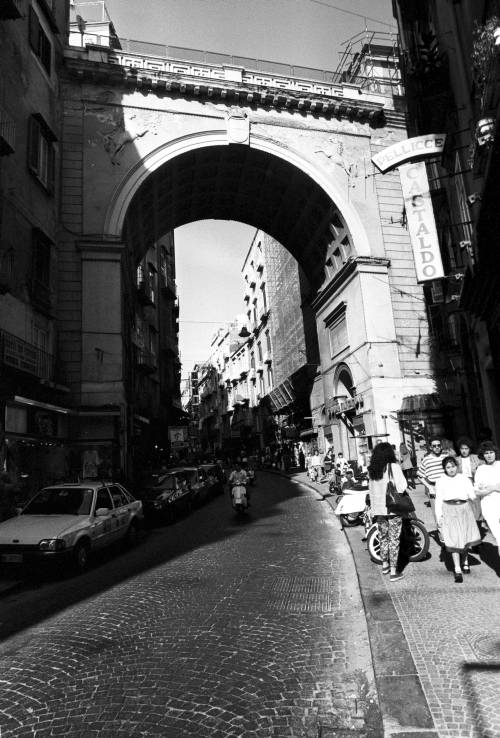 Napoli - Via Chiaia - Ponte di Chiaia (negativo, insieme) di Alfa Press Service s.n.c. – Agenzia Fotogiornalistica (terzo quarto XX)