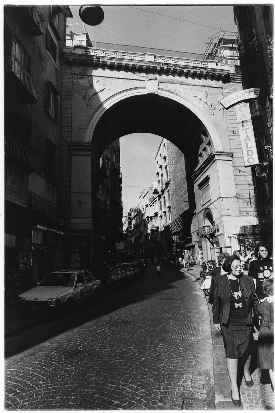 Napoli - Via Chiaia - Ponte di Chiaia (negativo, insieme) di Alfa Press Service s.n.c. – Agenzia Fotogiornalistica (terzo quarto XX)