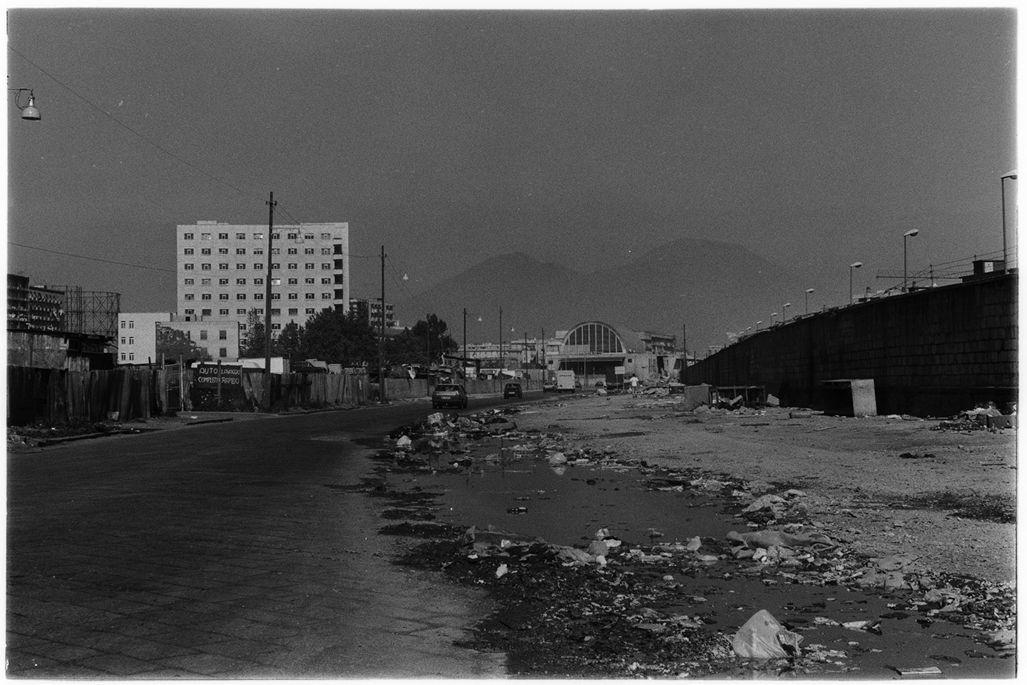 Napoli - Ex mercato ittico - Degrado ambientale (negativo, insieme) di Alfa Press Service s.n.c. – Agenzia Fotogiornalistica (terzo quarto XX)