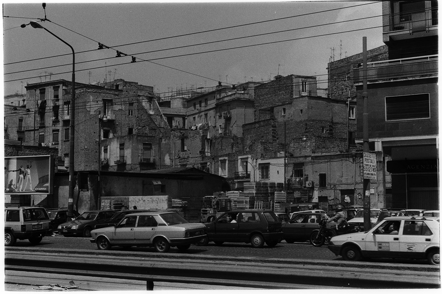 Napoli - Via Nuova Marina (negativo, insieme) di Alfa Press Service s.n.c. – Agenzia Fotogiornalistica (ultimo quarto XX)