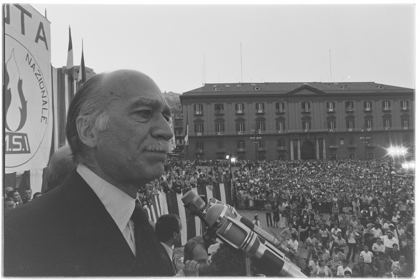 Napoli - Piazza del Plebiscito - Comizio di Giorgio Almirante <1979> (negativo, insieme) di Alfa Press Service s.n.c. – Agenzia Fotogiornalistica (ultimo quarto XX)
