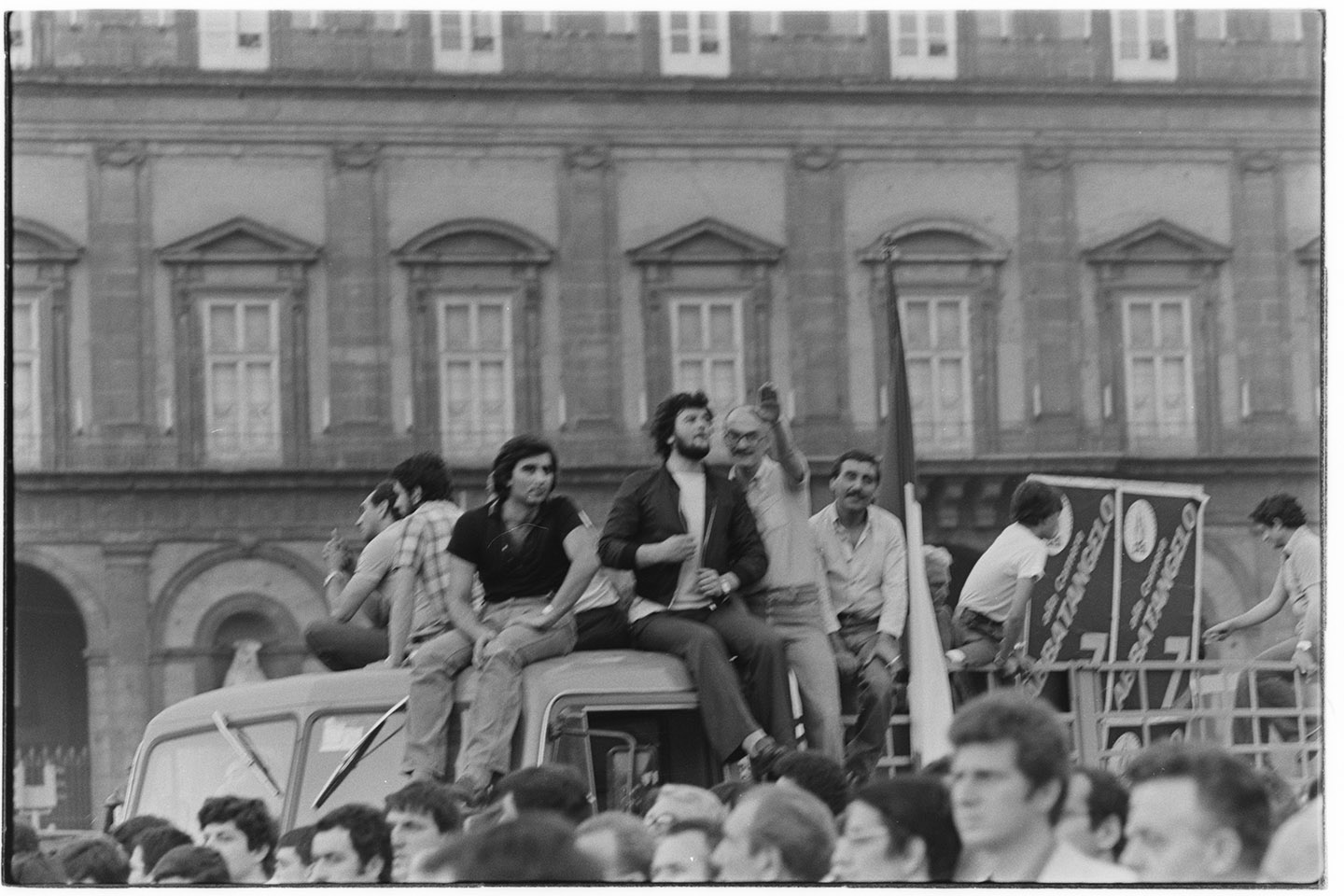 Napoli - Comizio elettorale del MSI <1979> (negativo, insieme) di Alfa Press Service s.n.c. – Agenzia Fotogiornalistica (ultimo quarto XX)