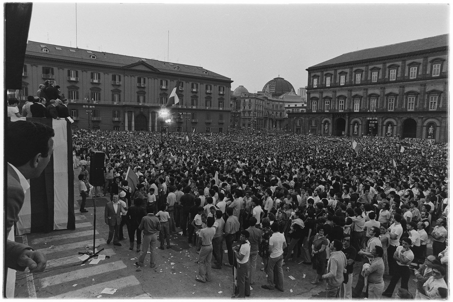 Napoli - Piazza del Plebiscito - Comizio di Giorgio Almirante <1979> (negativo, insieme) di Alfa Press Service s.n.c. – Agenzia Fotogiornalistica (ultimo quarto XX)