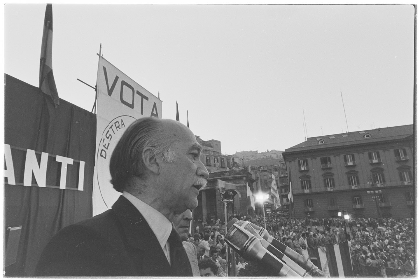 Napoli - Piazza del Plebiscito - Comizio di Giorgio Almirante <1979> (negativo, insieme) di Alfa Press Service s.n.c. – Agenzia Fotogiornalistica (ultimo quarto XX)