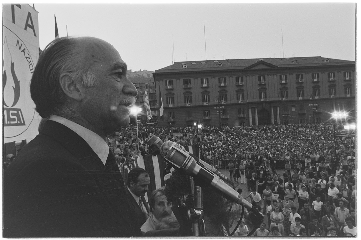 Napoli - Piazza del Plebiscito - Comizio di Giorgio Almirante <1979> (negativo, insieme) di Alfa Press Service s.n.c. – Agenzia Fotogiornalistica (ultimo quarto XX)