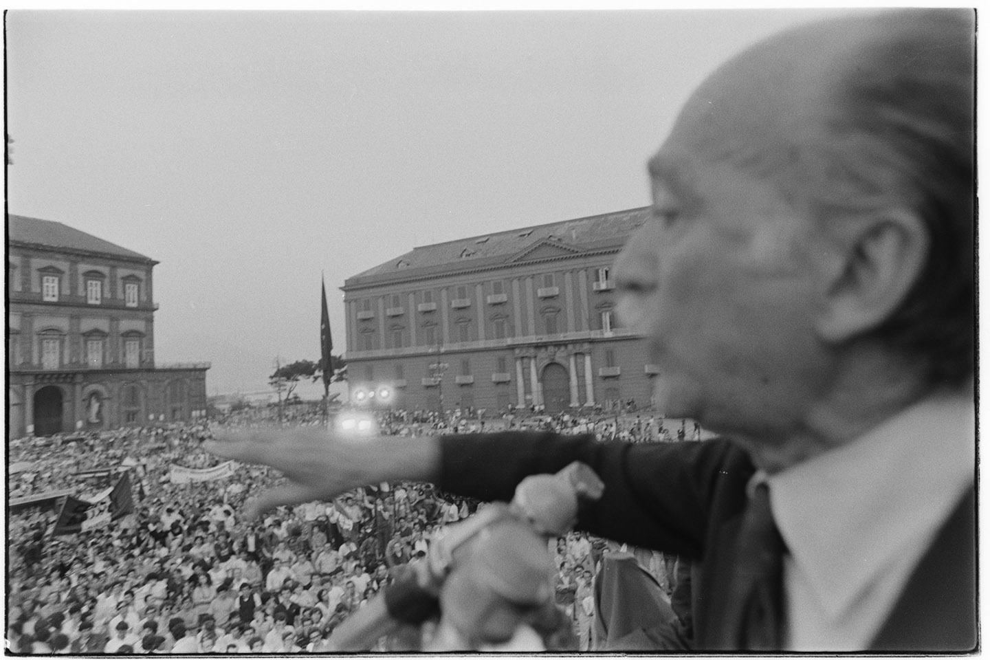 Napoli - Piazza del Plebiscito - Comizio di Giorgio Almirante <1979> (negativo, insieme) di Alfa Press Service s.n.c. – Agenzia Fotogiornalistica (ultimo quarto XX)