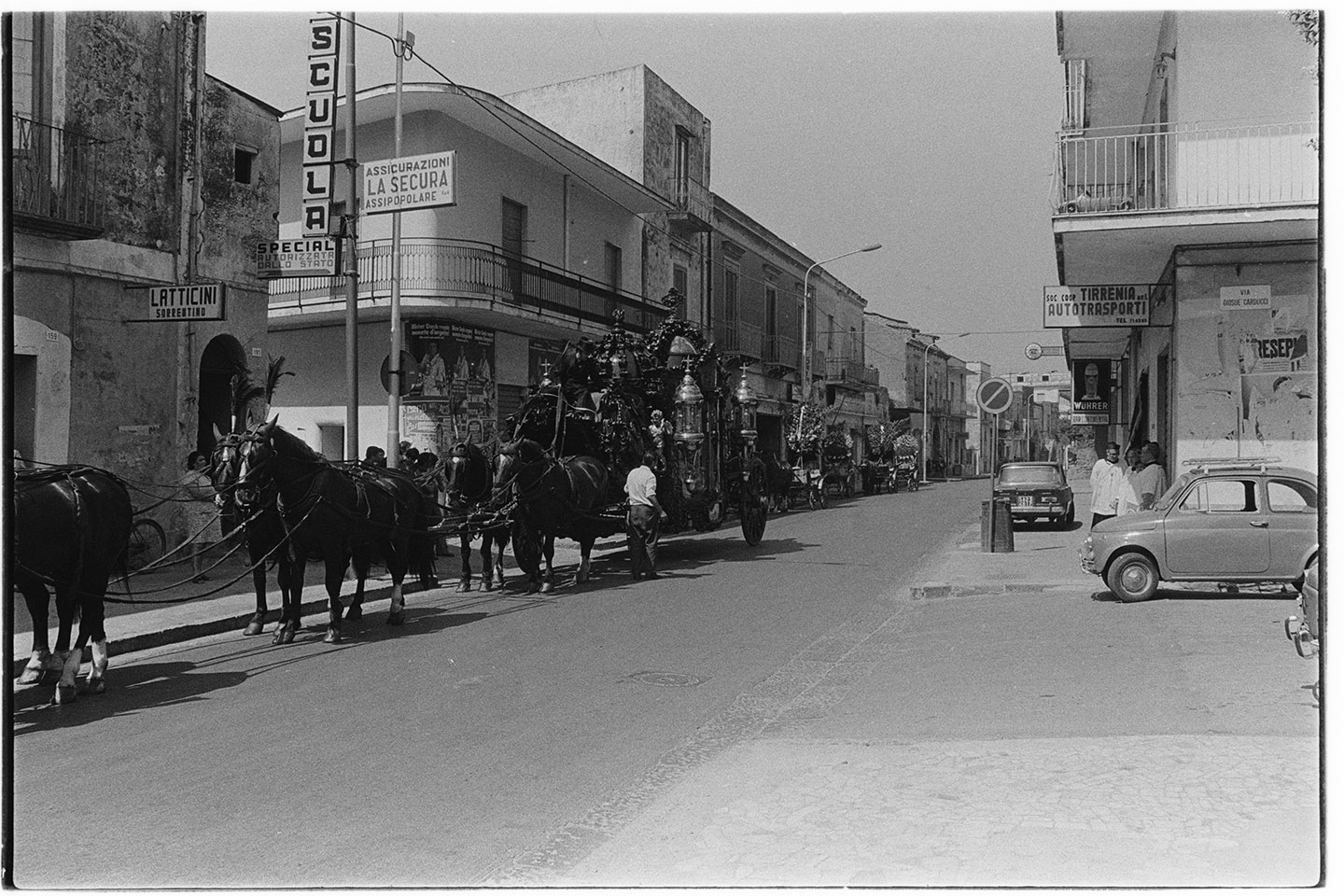 Napoli - Funerali con carrozza e cavalli (negativo, insieme) di Alfa Press Service s.n.c. – Agenzia Fotogiornalistica (ultimo quarto XX)