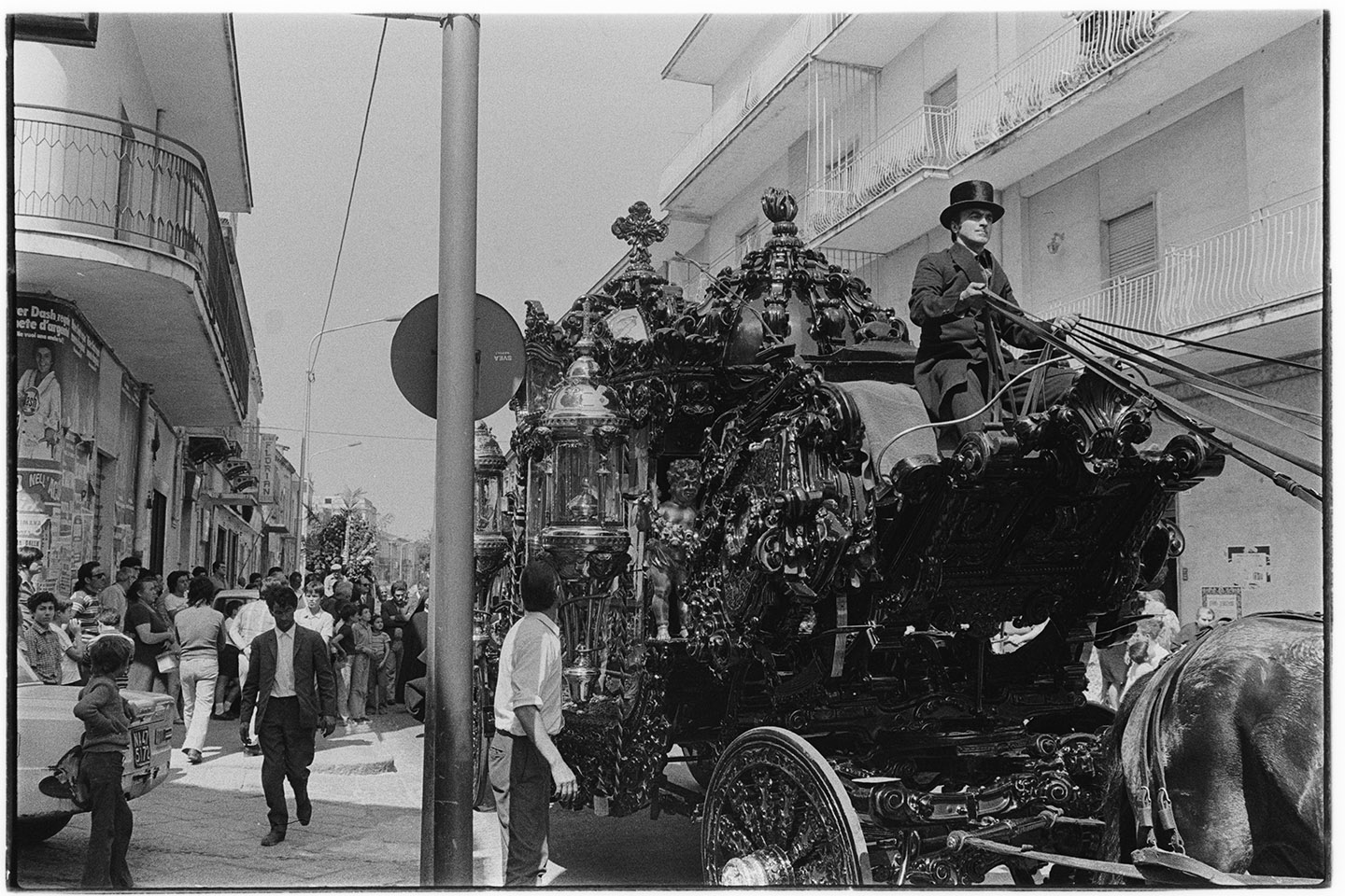 Napoli - Funerali con carrozza e cavalli (negativo, insieme) di Alfa Press Service s.n.c. – Agenzia Fotogiornalistica (ultimo quarto XX)