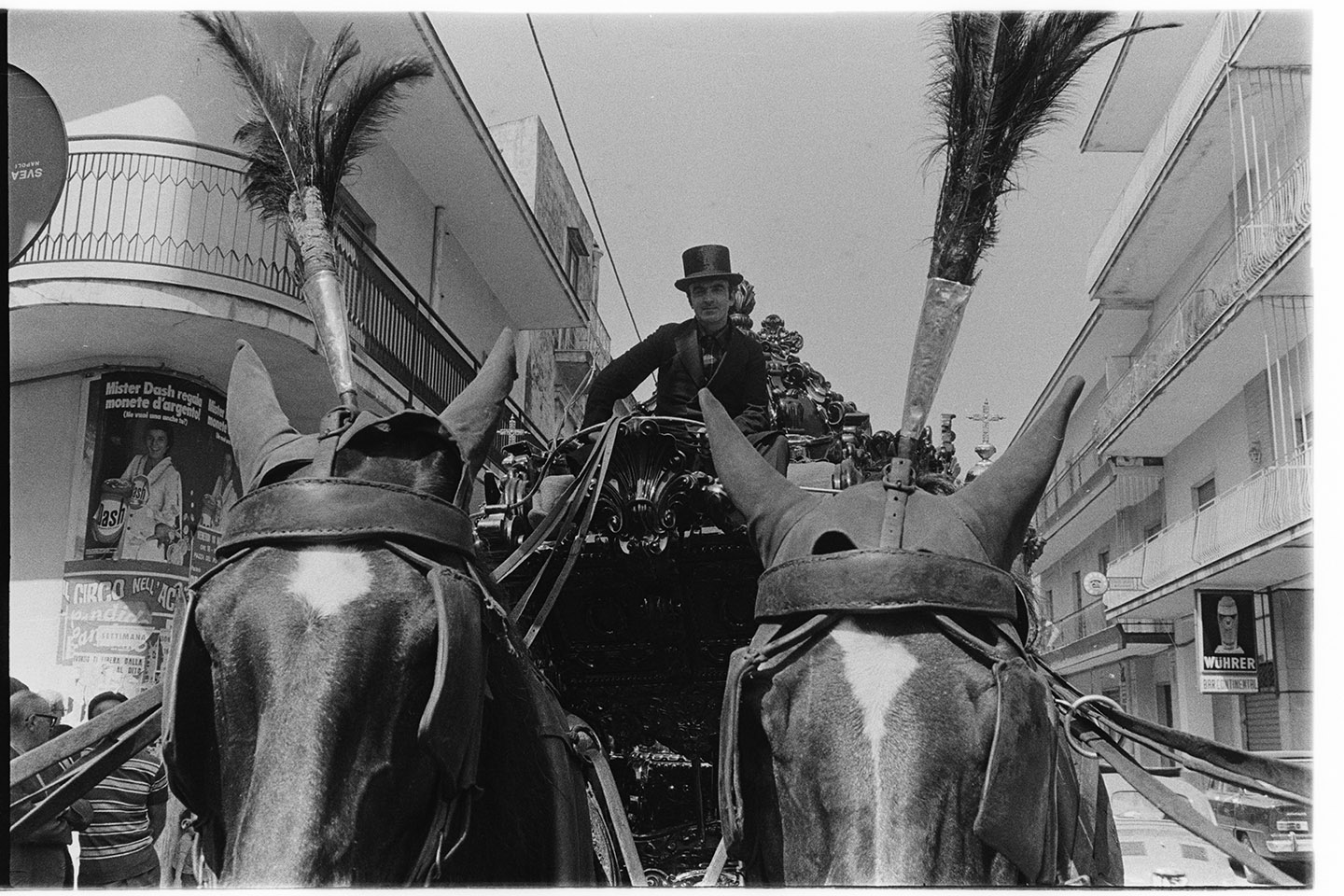 Napoli - Funerali con carrozza e cavalli (negativo, insieme) di Alfa Press Service s.n.c. – Agenzia Fotogiornalistica (ultimo quarto XX)