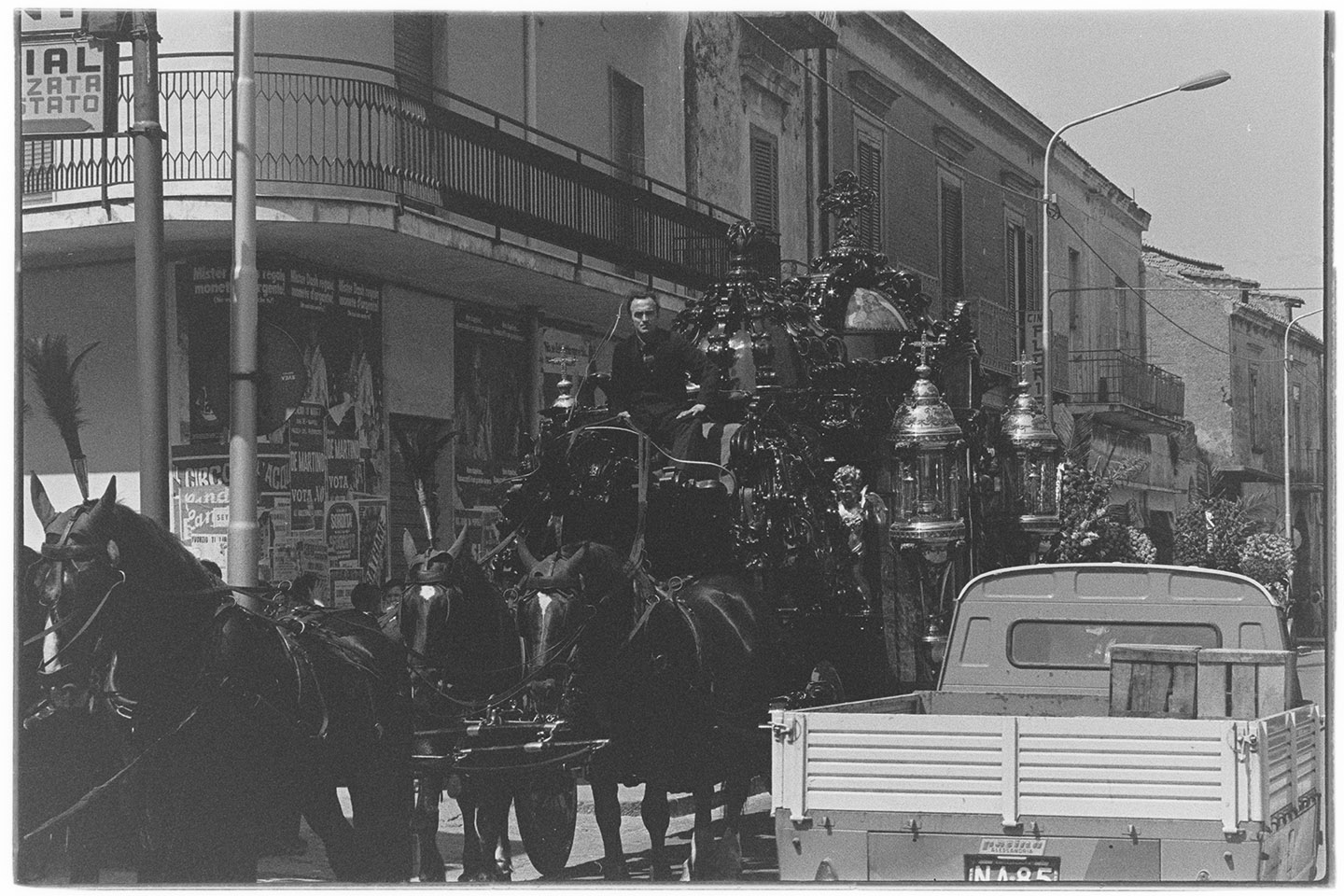 Napoli - Funerali con carrozza e cavalli (negativo, insieme) di Alfa Press Service s.n.c. – Agenzia Fotogiornalistica (ultimo quarto XX)