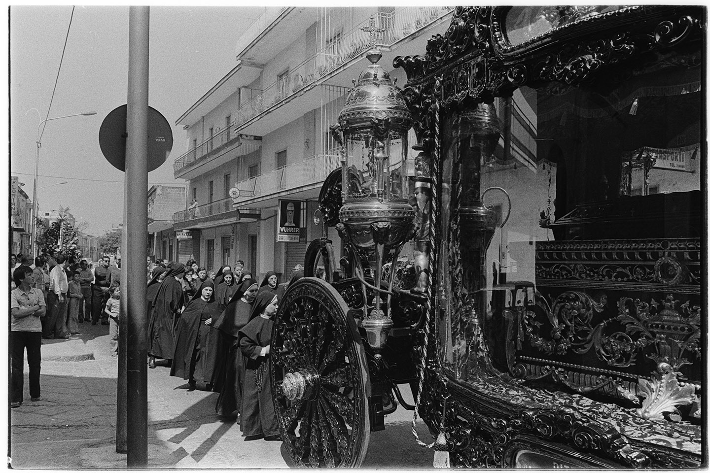 Napoli - Funerali con carrozza e cavalli - Corteo (negativo, insieme) di Alfa Press Service s.n.c. – Agenzia Fotogiornalistica (ultimo quarto XX)
