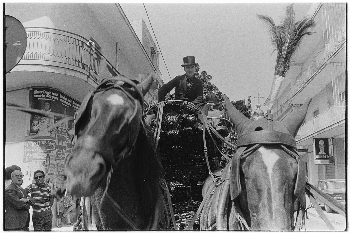 Napoli - Funerali con carrozza e cavalli (negativo, insieme) di Alfa Press Service s.n.c. – Agenzia Fotogiornalistica (ultimo quarto XX)