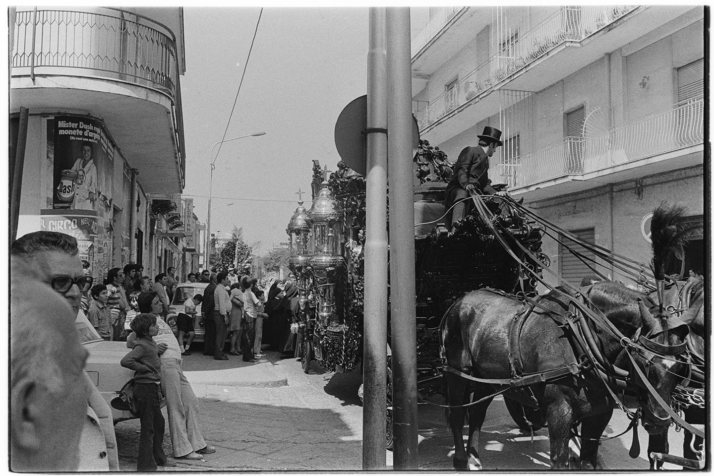 Napoli - Funerali con carrozza e cavalli (negativo, insieme) di Alfa Press Service s.n.c. – Agenzia Fotogiornalistica (ultimo quarto XX)