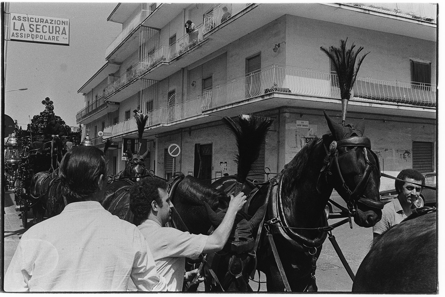 Napoli - Funerali con carrozza e cavalli (negativo, insieme) di Alfa Press Service s.n.c. – Agenzia Fotogiornalistica (ultimo quarto XX)