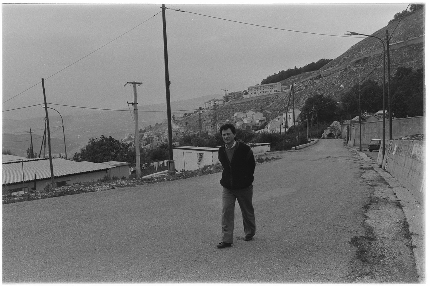 Santomenna (SA) - Terremoti - Uomini (negativo, insieme) di Alfa Press Service s.n.c. – Agenzia Fotogiornalistica (ultimo quarto XX)