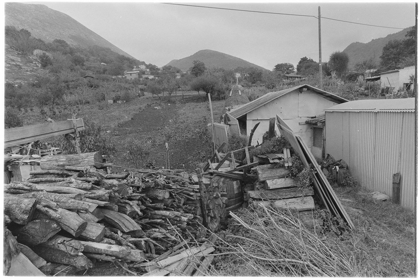 Santomenna (SA) - Baracche - Cataste di legna (negativo, insieme) di Alfa Press Service s.n.c. – Agenzia Fotogiornalistica (ultimo quarto XX)