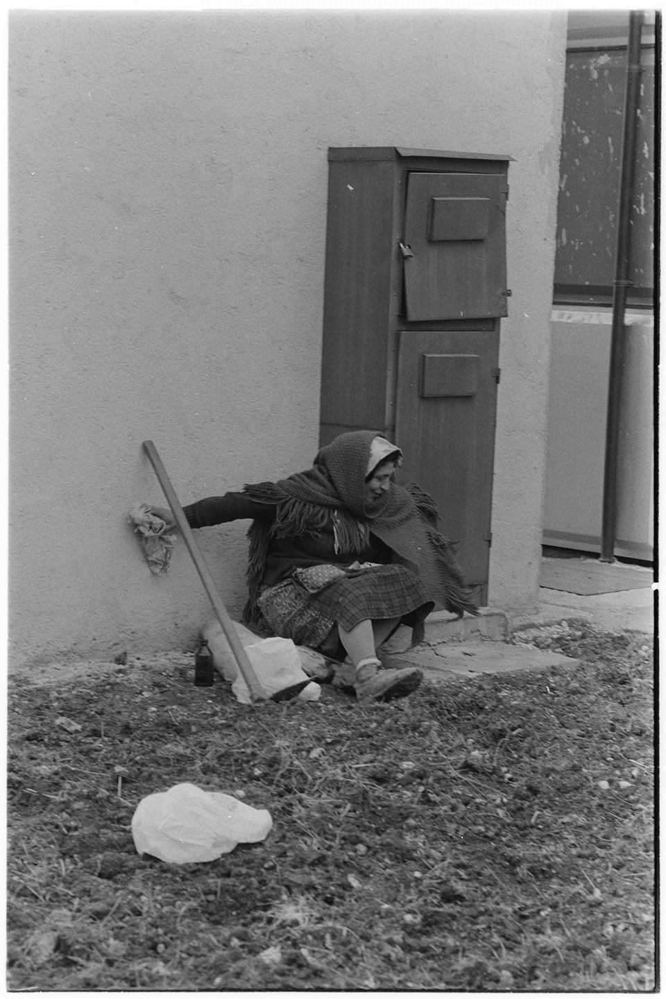 Santomenna (SA) - Contadine (negativo, insieme) di Alfa Press Service s.n.c. – Agenzia Fotogiornalistica (ultimo quarto XX)