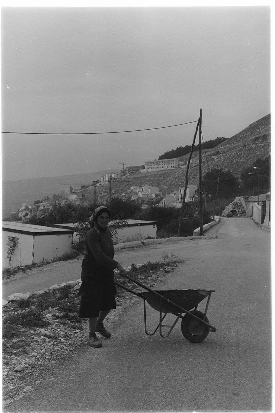 Santomenna (SA) - Contadina con carriola (negativo, insieme) di Alfa Press Service s.n.c. – Agenzia Fotogiornalistica (ultimo quarto XX)