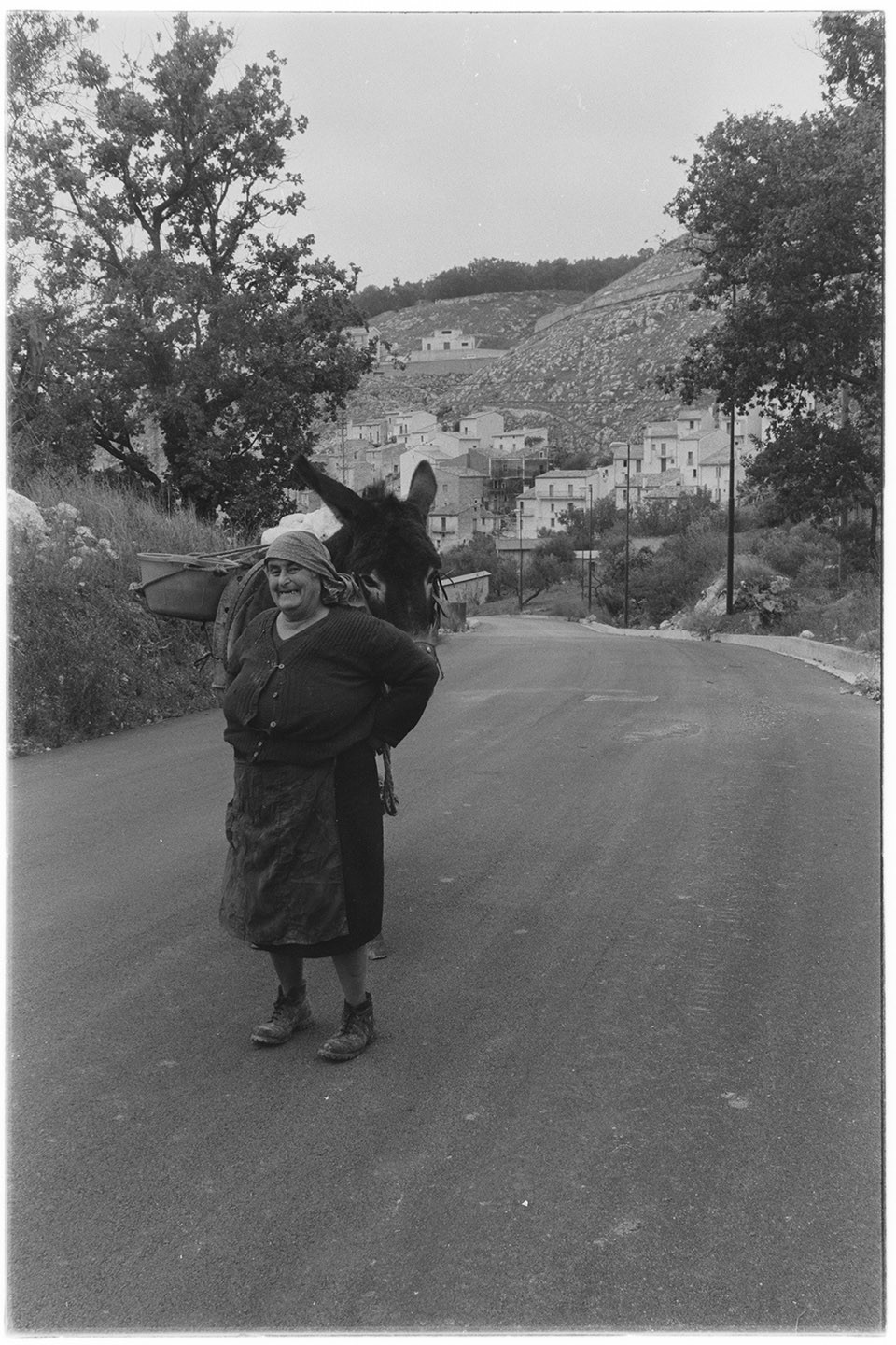 Santomenna (SA) - Contadina con asino (negativo, insieme) di Alfa Press Service s.n.c. – Agenzia Fotogiornalistica (ultimo quarto XX)