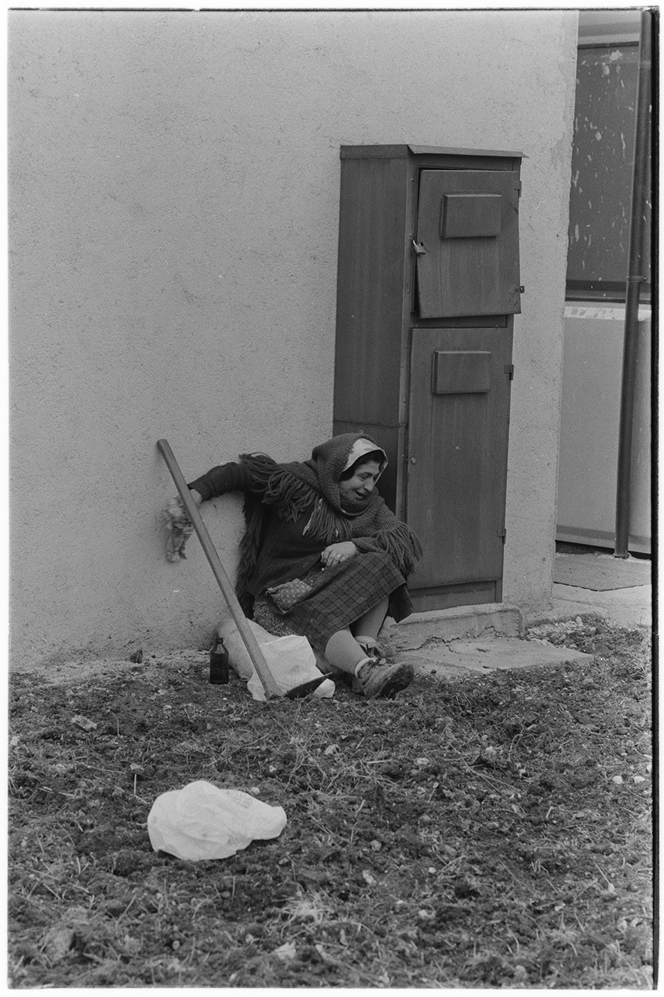 Santomenna (SA) - Contadine (negativo, insieme) di Alfa Press Service s.n.c. – Agenzia Fotogiornalistica (ultimo quarto XX)