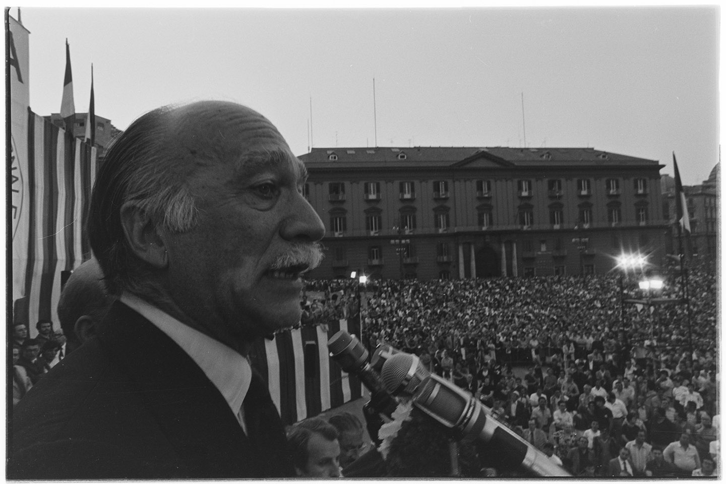 Napoli - Piazza del Plebiscito - Comizio di Giorgio Almirante <1979> (negativo, insieme) di Alfa Press Service s.n.c. – Agenzia Fotogiornalistica (ultimo quarto XX)