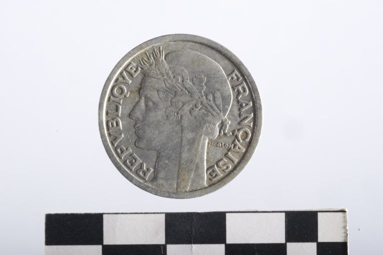 moneta - 2 franchi - ambito francese (sec. XX d.C)