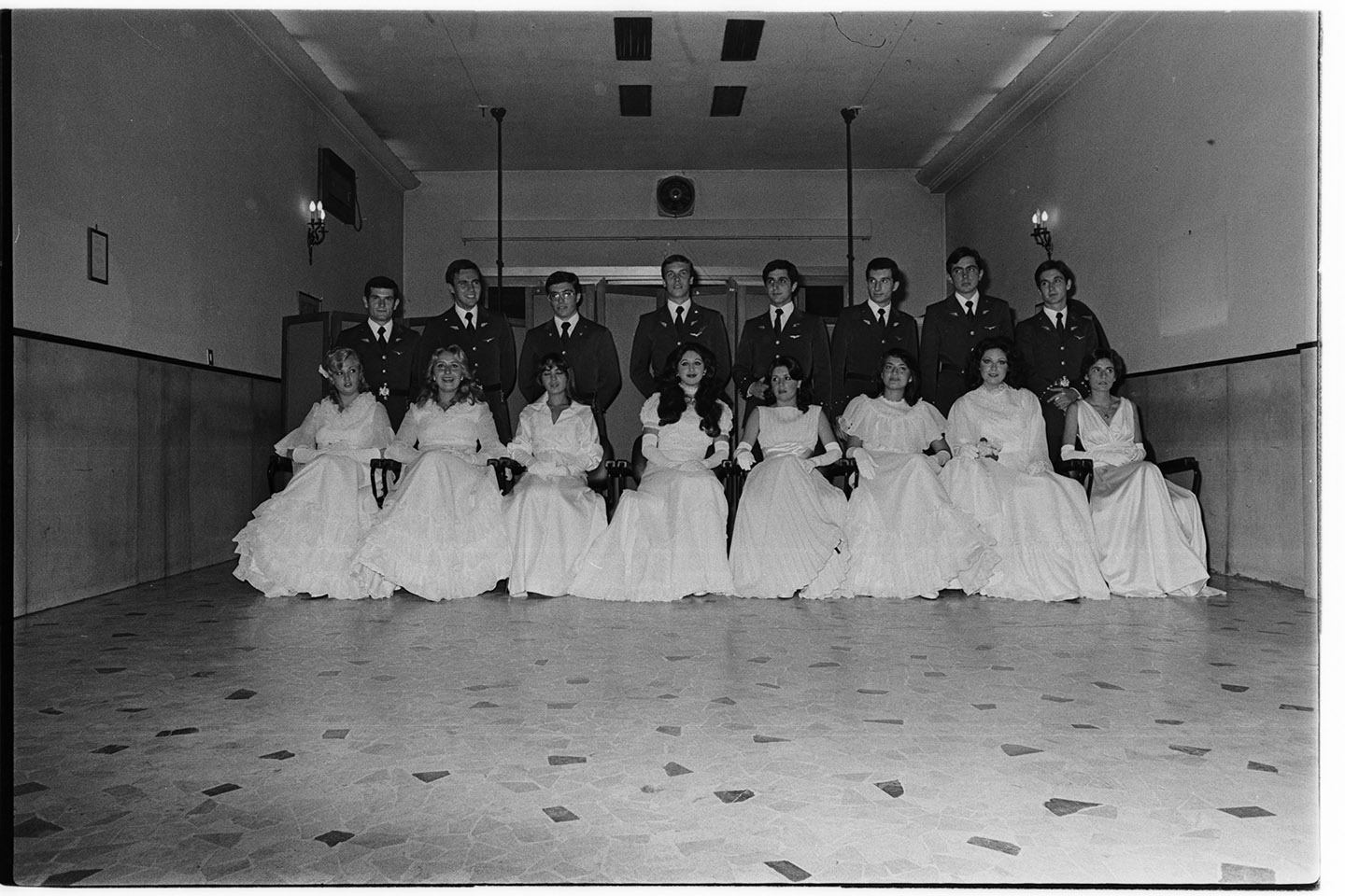 Feste da Ballo - Ballo delle debuttanti, Napoli (negativo, insieme) di Alfa Press Service s.n.c. – Agenzia Fotogiornalistica (ultimo quarto XX)