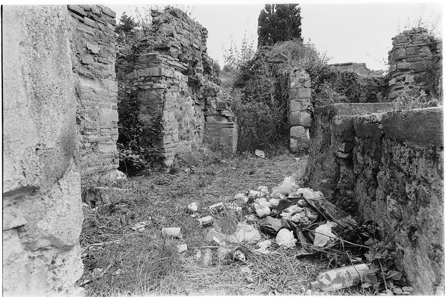 degrado agli scavi di Pompei (negativo, insieme) di Alfa Press Service s.n.c. – Agenzia Fotogiornalistica (seconda metà XX)