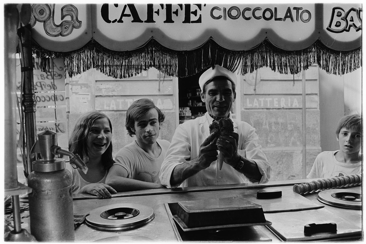 Catania - Giovane coppia (negativo, insieme) di Alfa Press Service s.n.c. – Agenzia Fotogiornalistica (anni settanta XX)