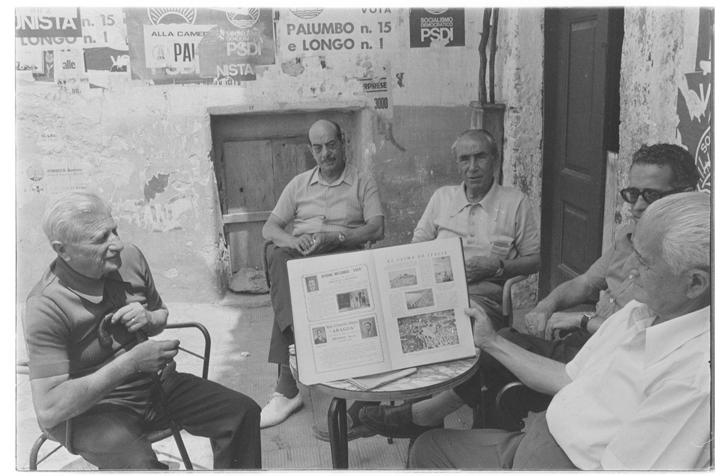 Marina di Camerota - Emigrati rientrano dal Venezuela (negativo, insieme) di Alfa Press Service s.n.c. – Agenzia Fotogiornalistica (ultimo quarto XX)