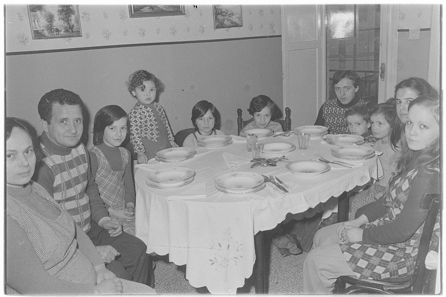 Famiglie numerose <Nocera Superiore> (negativo, insieme) di Alfa Press Service s.n.c. – Agenzia Fotogiornalistica (anni settanta XX)