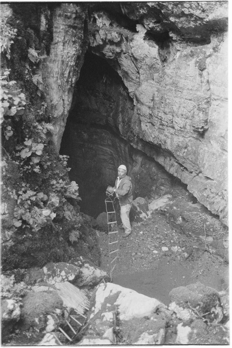 Sant'Angelo a Fasanella (?) - Grotte (negativo, insieme) di Alfa Press Service s.n.c. – Agenzia Fotogiornalistica (anni settanta XX)