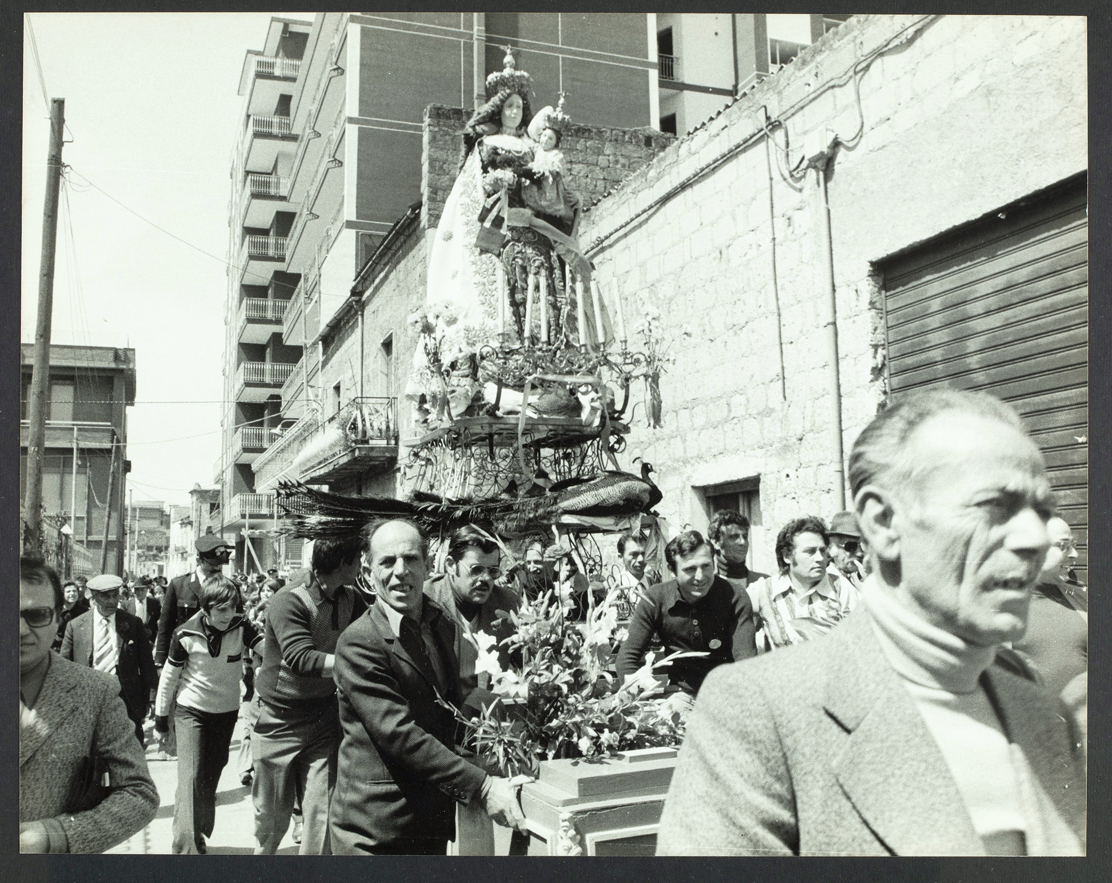Pagani (Salerno) - Processione della Madonna delle galline (positivo, insieme) di Alfa Press Service s.n.c. – Agenzia Fotogiornalistica (anni ottanta XX)