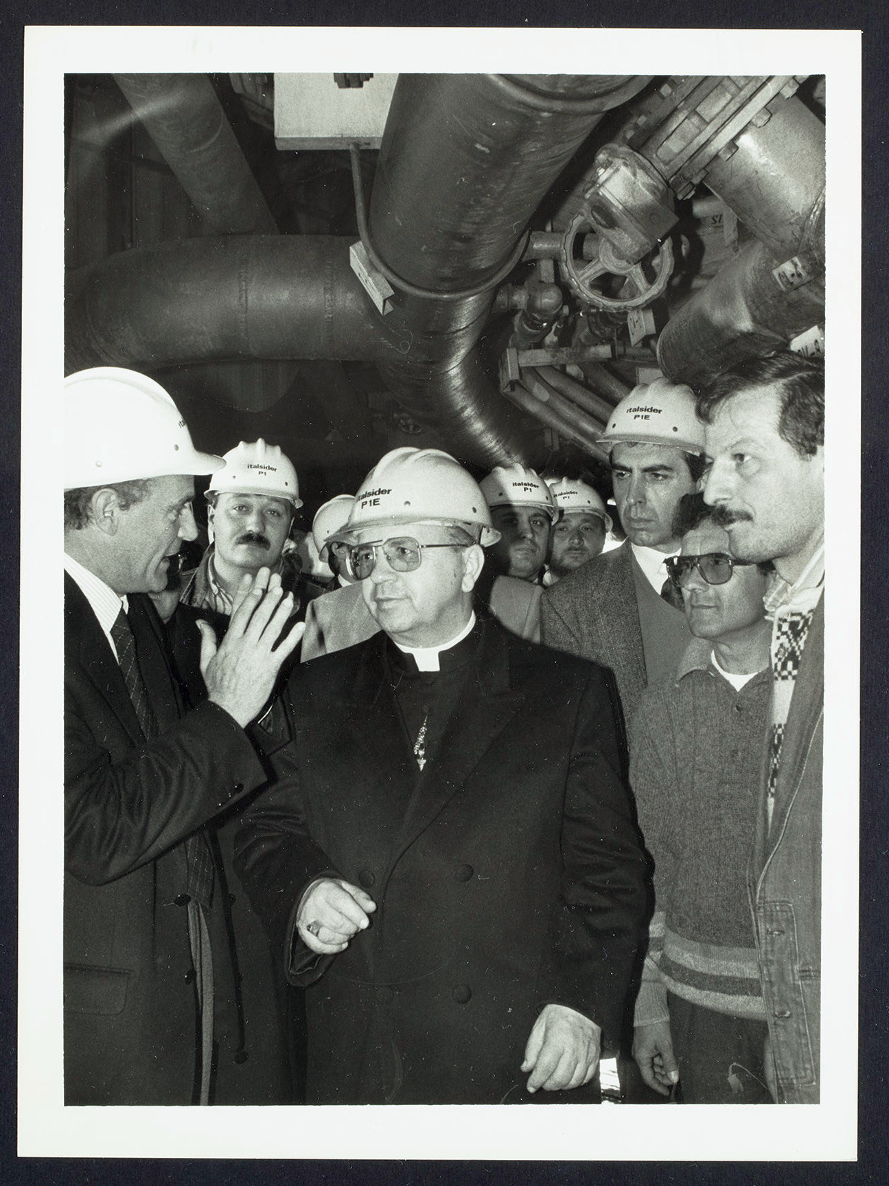 Napoli - Il Cardinale Michele Giordano <1930-2010> all'Italsider (positivo, insieme) di Alfa Press Service s.n.c. – Agenzia Fotogiornalistica (anni ottanta XX)