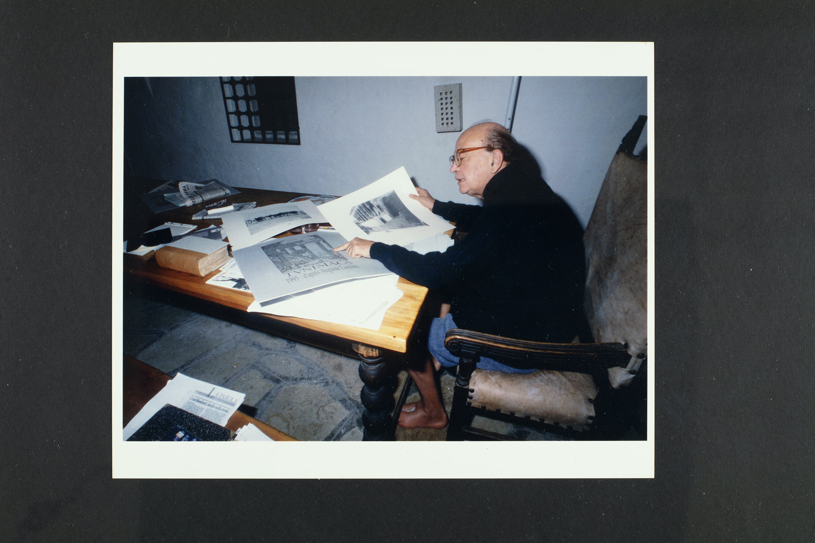 Hammamet (Tunisia) - Craxi, Bettino <1934-2000> (positivo, insieme) di Alfa Press Service s.n.c. – Agenzia Fotogiornalistica, Farabolafoto srl - Illustrazioni per la stampa (anni novanta XX)