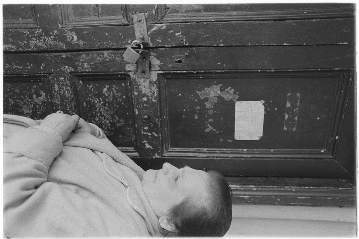 donna sfrattata (negativo, insieme) di Alfa Press Service s.n.c. – Agenzia Fotogiornalistica (seconda metà XX)