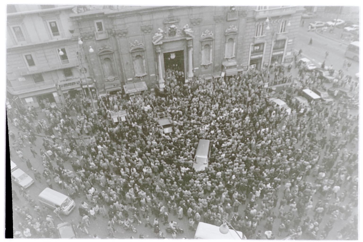 Napoli - Funerali (negativo, insieme) di Alfa Press Service s.n.c. – Agenzia Fotogiornalistica (ultimo quarto XX)