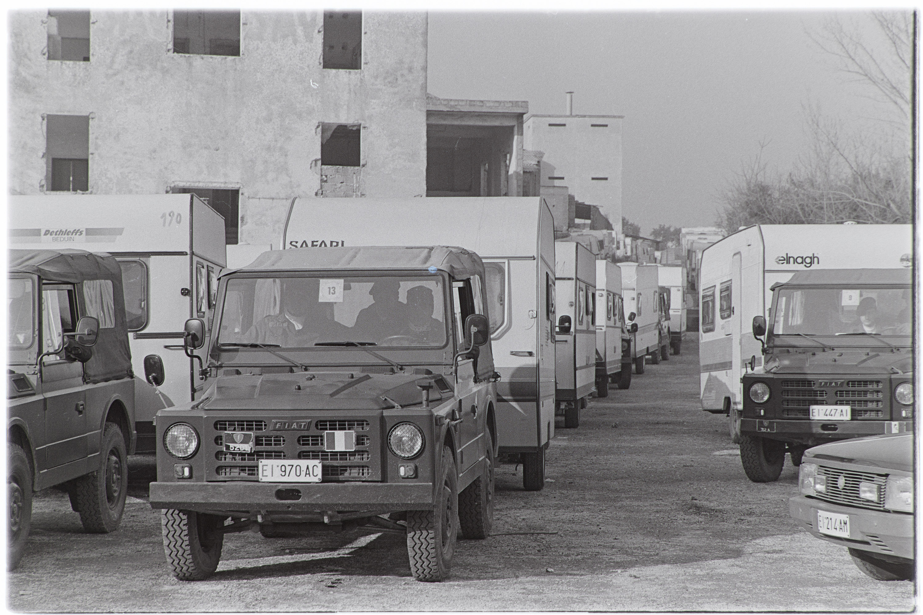 Terremoti <1980> - Recupero roulottes (negativo, insieme) di Alfa Press Service s.n.c. – Agenzia Fotogiornalistica, Piromallo, Annalisa (collaboratore) (anni ottanta XX)