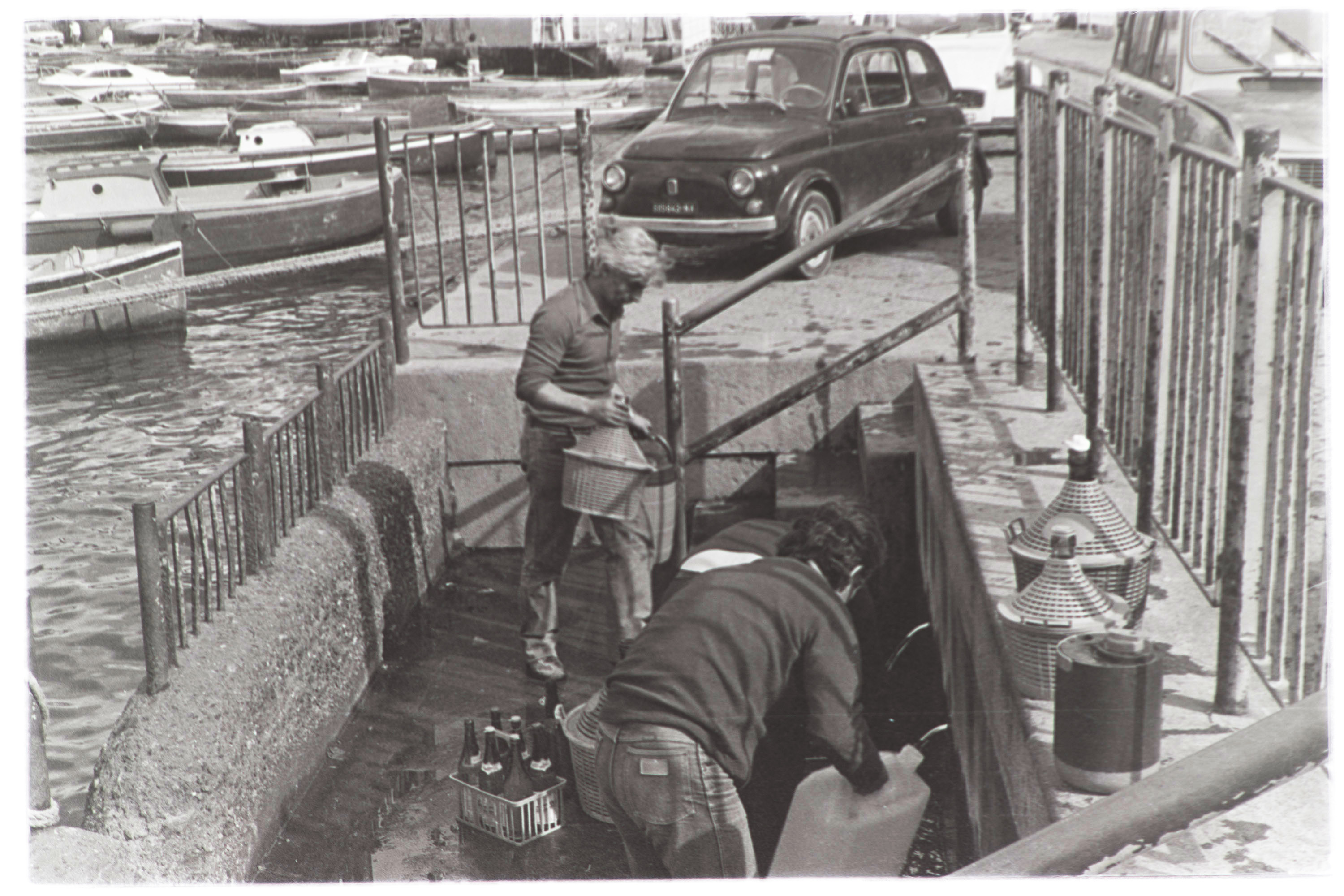 Castellammare di Stabia (Na) - Acque minerali - Castellammare di Stabia - Fonte Acqua della Madonna (negativo, insieme) di Alfa Press Service s.n.c. – Agenzia Fotogiornalistica (ultimo quarto XX)