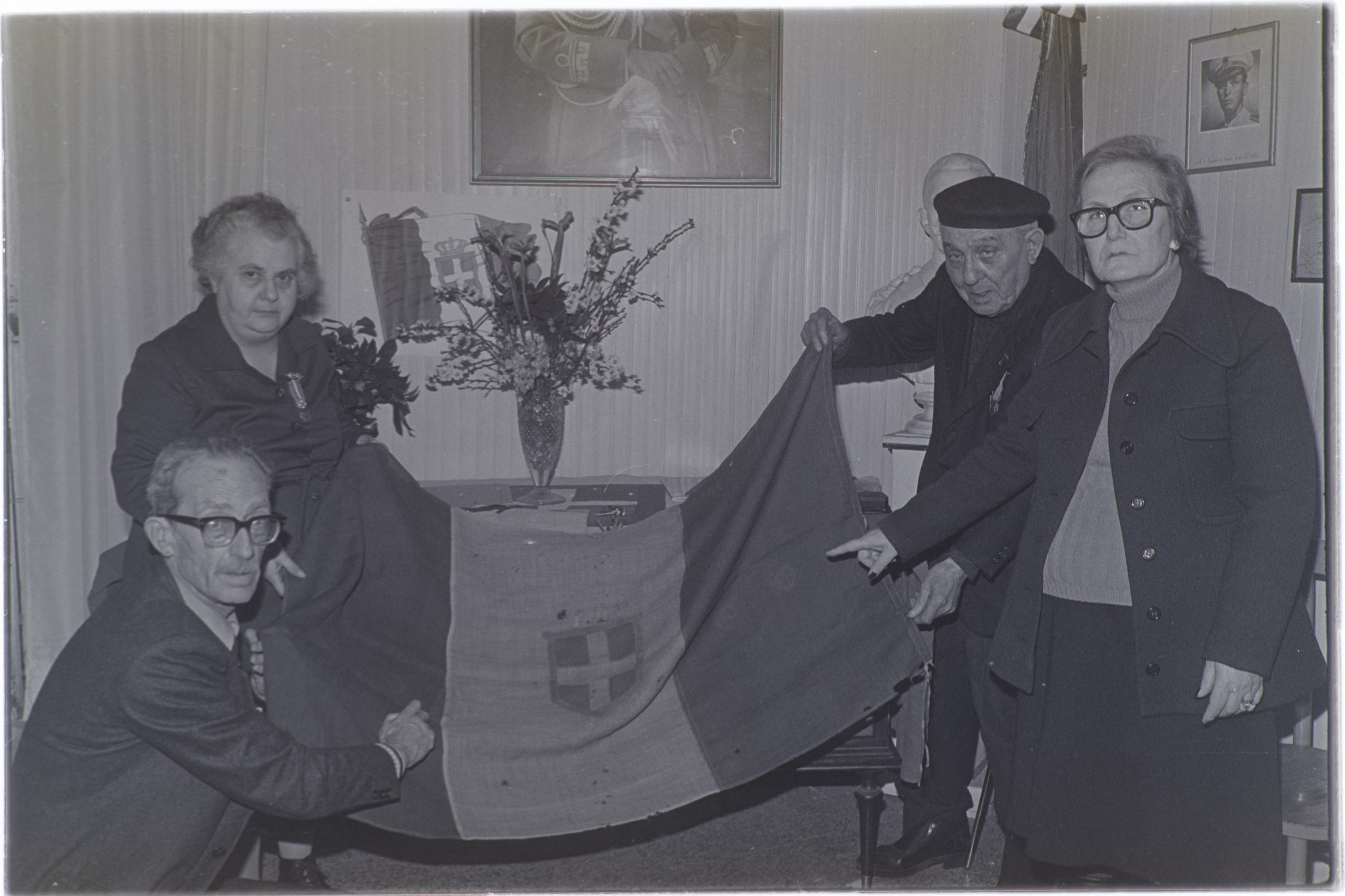 Stragi - Napoli, via Medina <11 giugno 1946> (negativo, insieme) di Alfa Press Service s.n.c. – Agenzia Fotogiornalistica (anni ottanta XX)