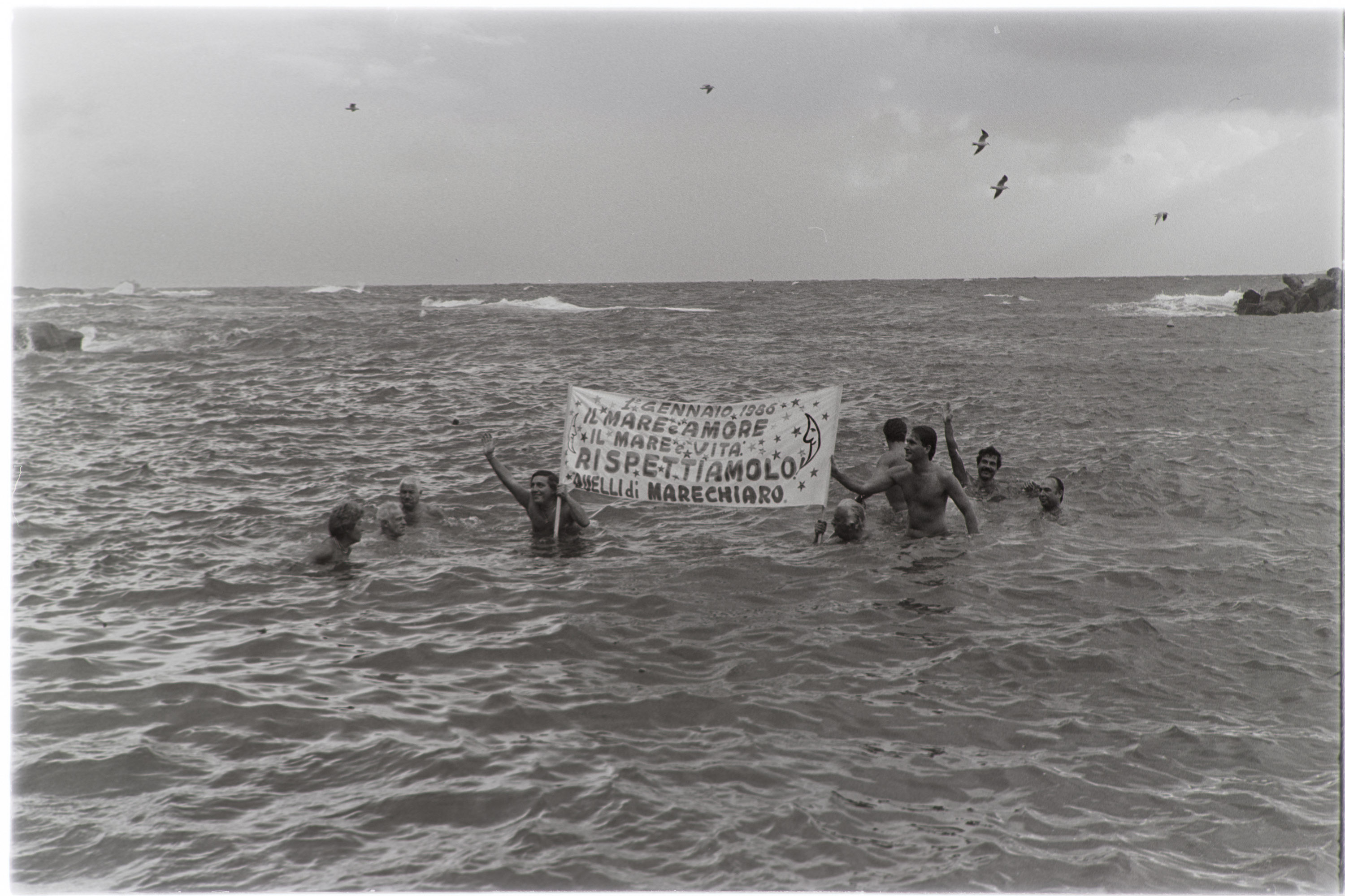 Napoli, Marechiaro - Curiosità - Manifestazione per la salvaguardia del mare <1 gennaio 1986> (negativo, insieme) di Alfa Press Service s.n.c. – Agenzia Fotogiornalistica (anni ottanta XX)
