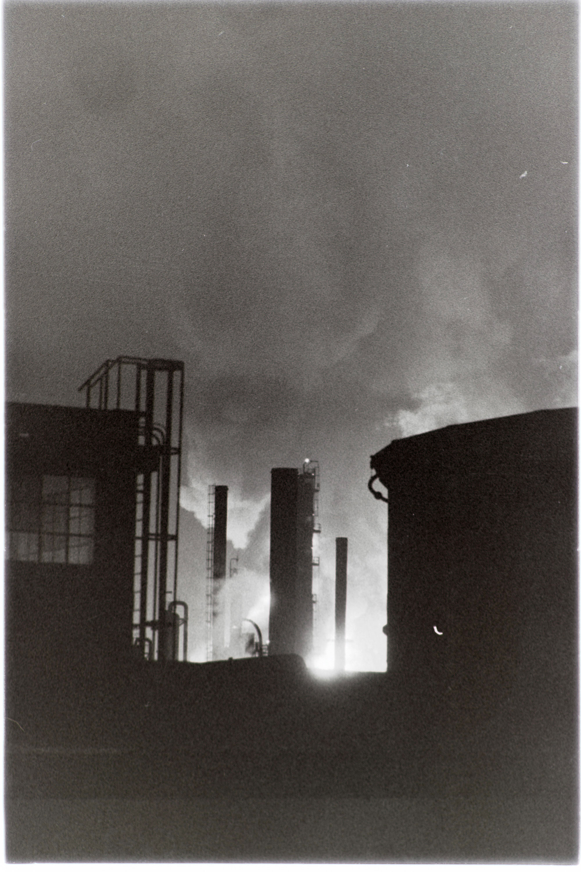 Napoli - Raffinerie - Incendio impianto Agip (negativo, insieme) di Alfa Press Service s.n.c. – Agenzia Fotogiornalistica (anni ottanta XX)