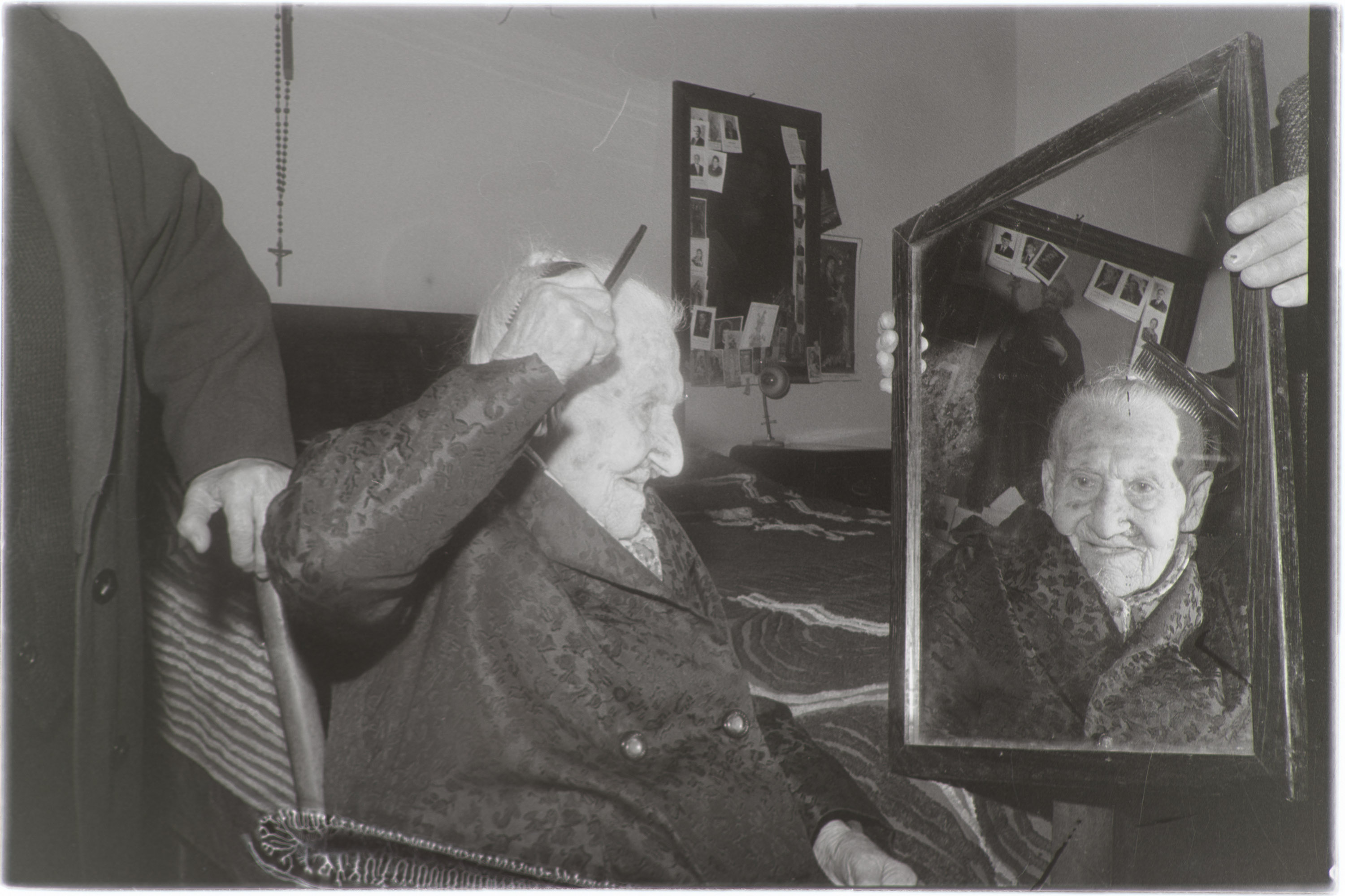 Maddaloni - Centenari (negativo, insieme) di Alfa Press Service s.n.c. – Agenzia Fotogiornalistica (anni ottanta XX)