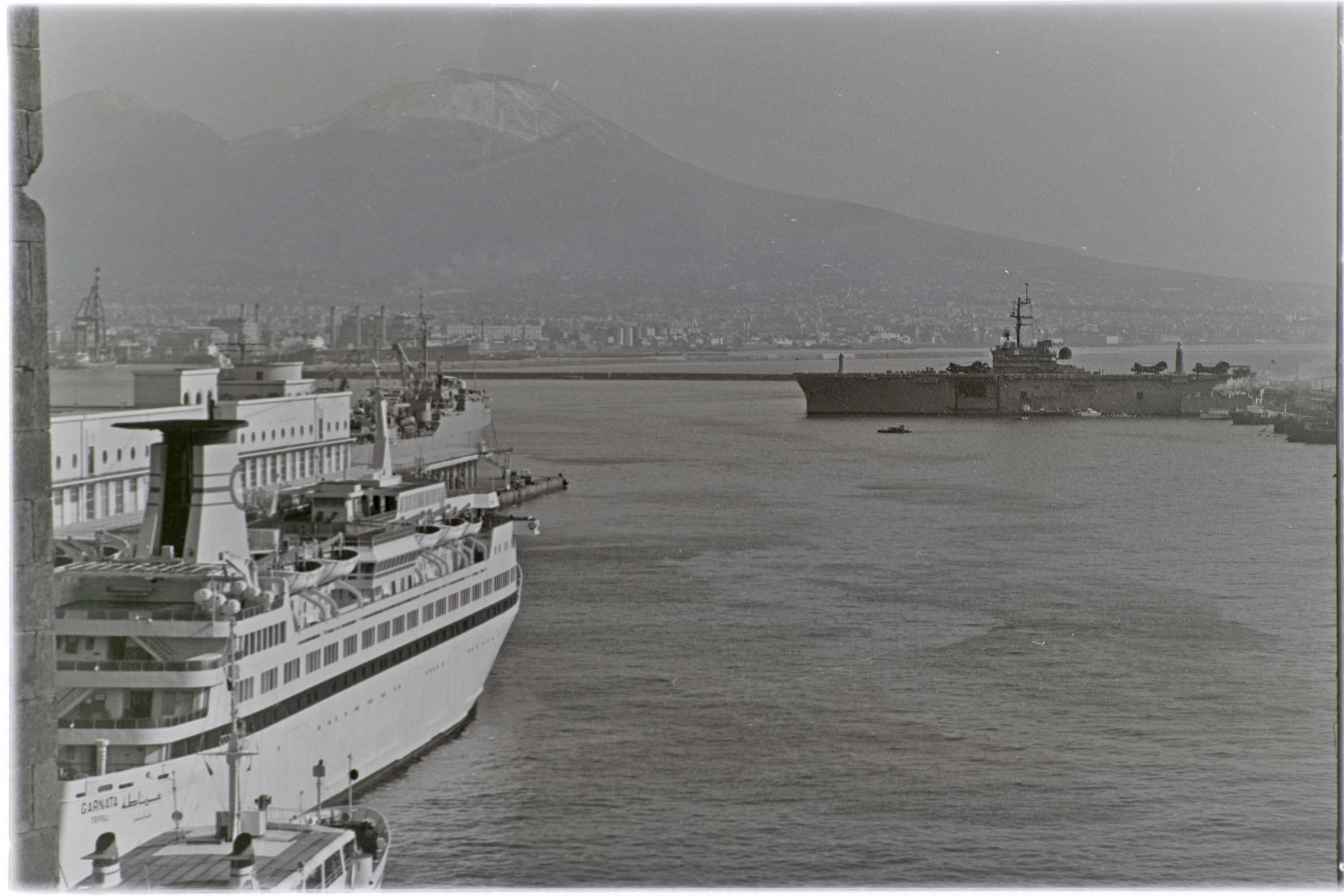 Napoli - Porto - Navi (negativo, insieme) di Alfa Press Service s.n.c. – Agenzia Fotogiornalistica (anni ottanta XX)