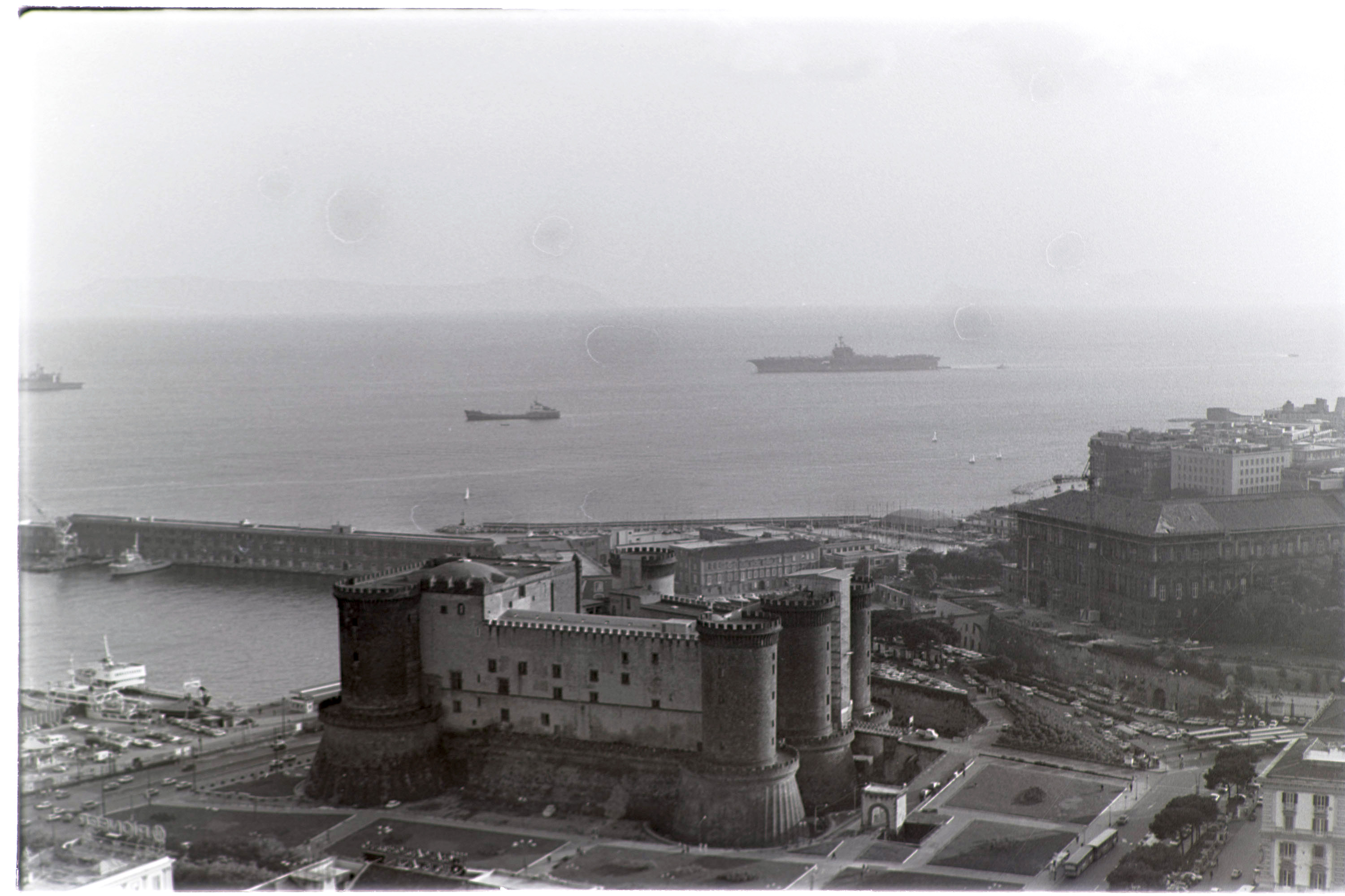 Napoli - Navi militari statunitensi - USS Dwight D. Eisenhower (negativo, insieme) di Alfa Press Service s.n.c. – Agenzia Fotogiornalistica (anni ottanta XX)